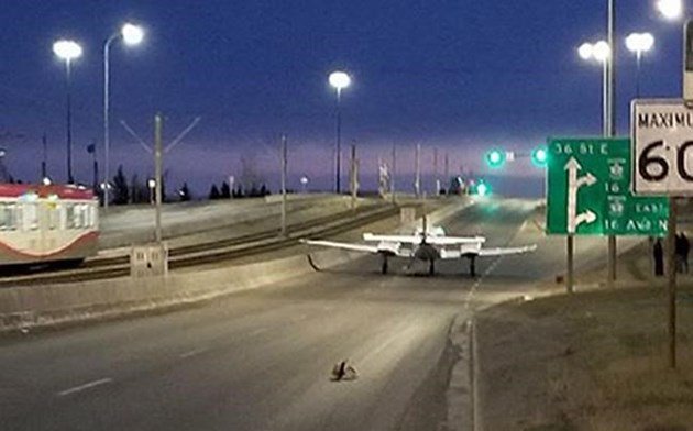 Small aircraft short on fuel touches down on Calgary street: bit.ly/2FdhgdD https://t.co/1fK1rQZmim