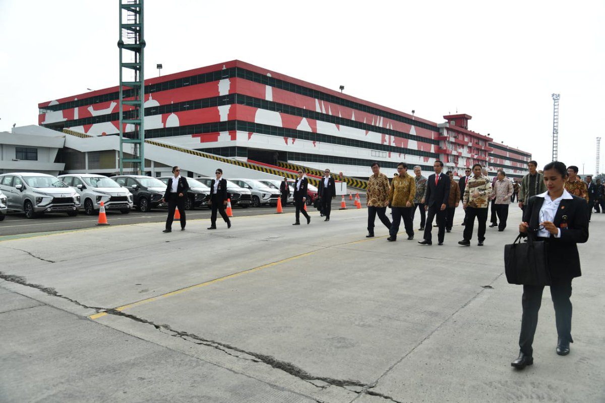 jokowi's tweet photo. Melepas ekspor perdana produk otomotif yg diproduksi pabrik Mitsubishi Indonesia. Ini lompatan kemajuan krn 3000 unit mobil Mitsubishi Xpander buatan Cikarang dikapalkan utk pasar Filipina. Kalau produksi terus meningkat akan menyerap tenaga kerja Indonesia lebih banyak lagi -Jkw https://t.co/wJK0b57R0r
