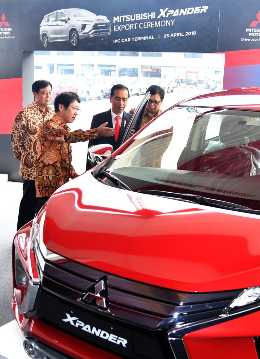 jokowi's tweet photo. Melepas ekspor perdana produk otomotif yg diproduksi pabrik Mitsubishi Indonesia. Ini lompatan kemajuan krn 3000 unit mobil Mitsubishi Xpander buatan Cikarang dikapalkan utk pasar Filipina. Kalau produksi terus meningkat akan menyerap tenaga kerja Indonesia lebih banyak lagi -Jkw https://t.co/wJK0b57R0r