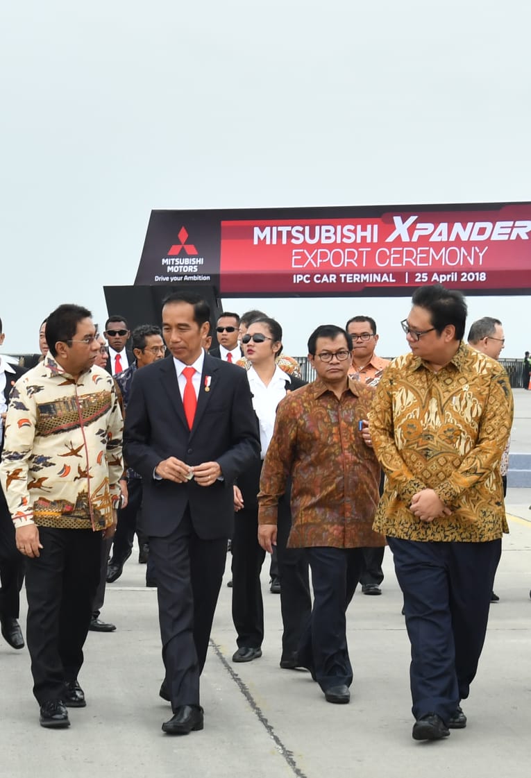 jokowi's tweet photo. Melepas ekspor perdana produk otomotif yg diproduksi pabrik Mitsubishi Indonesia. Ini lompatan kemajuan krn 3000 unit mobil Mitsubishi Xpander buatan Cikarang dikapalkan utk pasar Filipina. Kalau produksi terus meningkat akan menyerap tenaga kerja Indonesia lebih banyak lagi -Jkw https://t.co/wJK0b57R0r