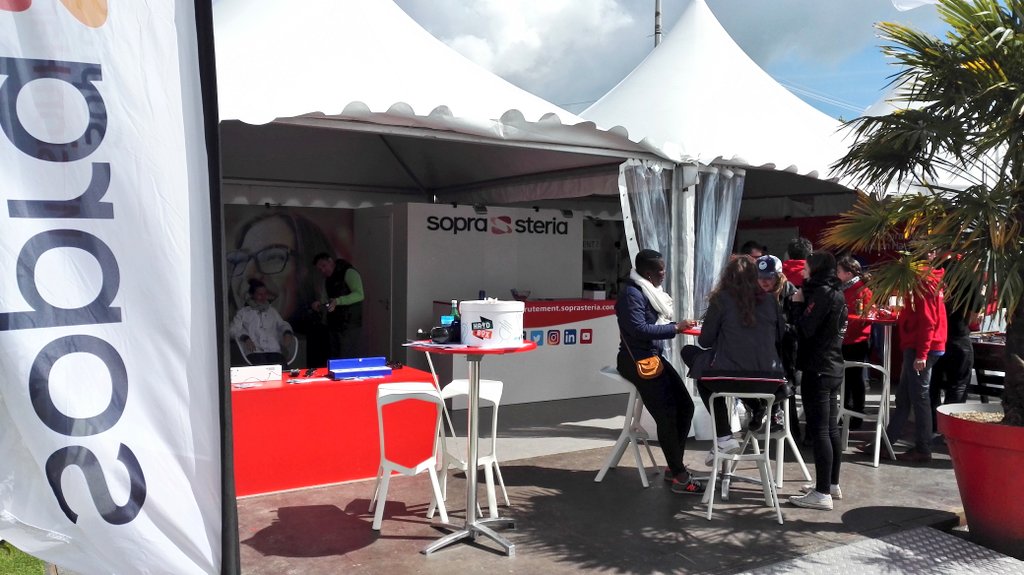 100Handinamique's tweet photo. On est présents à la @ccedhec pour la journée #handicap de la #MissionHandicap @SopraSteria_RH pour sensibiliser les #étudiants avec la #HandinBox aux côtés de @FFHandisport qui anime un atelier de tir à la carabine laser
#cce50 #SportsEnSolidaire https://t.co/KdkxP8Zv9n
