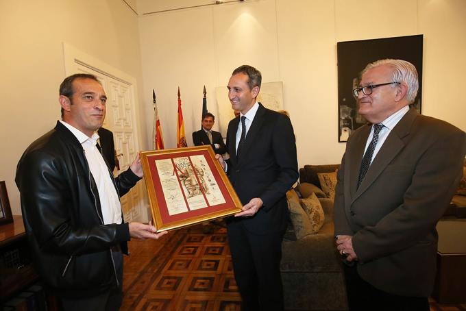 El presidente de la <a href="/dipuAlicante/">Diputación de Alicante</a> y del <a href="/caminodelcid/">Camino del Cid</a>, César Sánchez, ha entregado hoy el VIII Premio Álvar Fáñez del Camino del Cid a <a href="/elRabalVillena/">AVV el Rabal Villena</a> por entre otras actividades: <a href="/StreetScapeEs/">Street Scape</a> organizado por <a href="/Iberanima/">Iberanima</a>.

👉🏽bit.ly/2FfIfFq