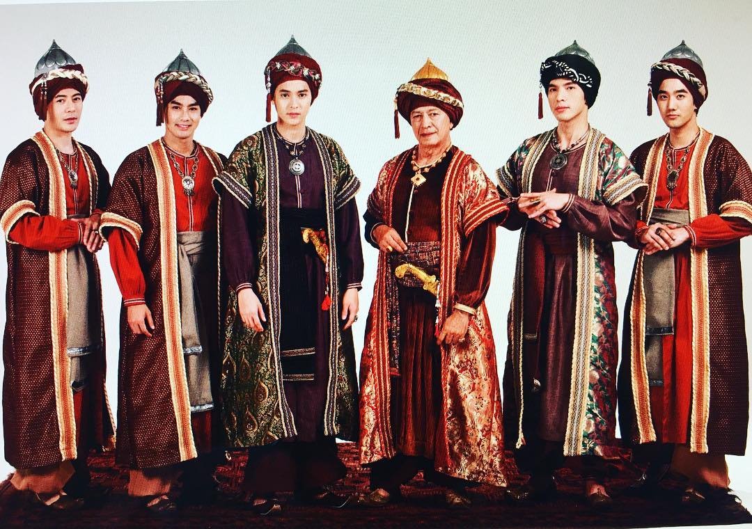 tmrmustb3better's tweet photo. ขันทีคือชายถูกตอนโดยตัดแค่ปลายองคชาตเท่านั้นยังเหลือฮอร์โมนเพศชายอยู่ปฏิบัติภารกิจหน้าที่การงานได้แค่เขตพระราชฐานชั้นนอก ส่วนขันทีที่ตัดทิ้งทั้งพวง เสียงจะแหลมเล็ก ลูกกระเดือกหายไ��� ฮอร์โมนเพศชายหมดไป ได้รับความไว้ใจสูงกว่าสามารถปฏิบัติงานในเขตพระราชฐานชั้นในได้ #หนึ่งด้าวฟ้าเดียว https://t.co/MSDWZQBoNT