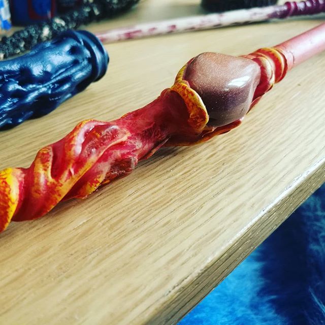 CrafteursReves's tweet photo. Sunstone prend ses premières couleurs! 
Sunstone, our new wand, takes her first layer on colours today ! #nicephore #magicwand #wand  #harrypotter #fantasticbeasts https://t.co/xv0OCYSTCY https://t.co/1WWTZEadUc