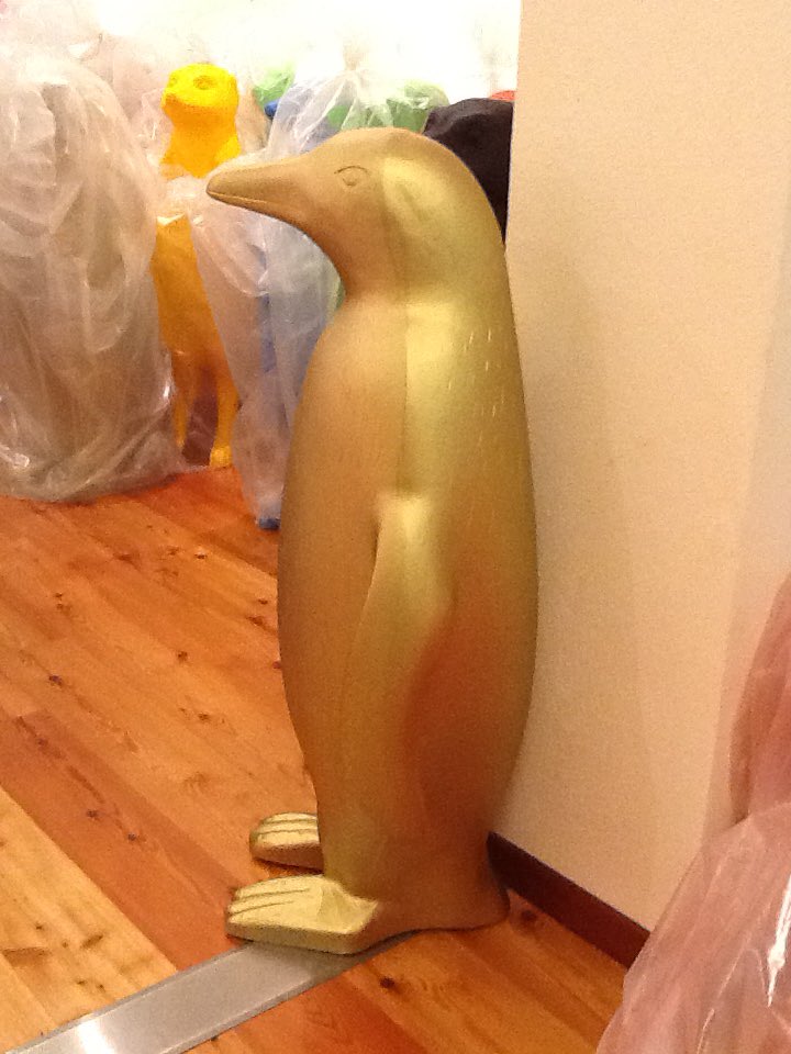 Oggi è la giornata mondiale del pinguino qui raffigurato da un’opera della <a href="/Cra_King/">Cracking Art</a>  <a href="/KiccoCracking/">Kicco Cracking</a>