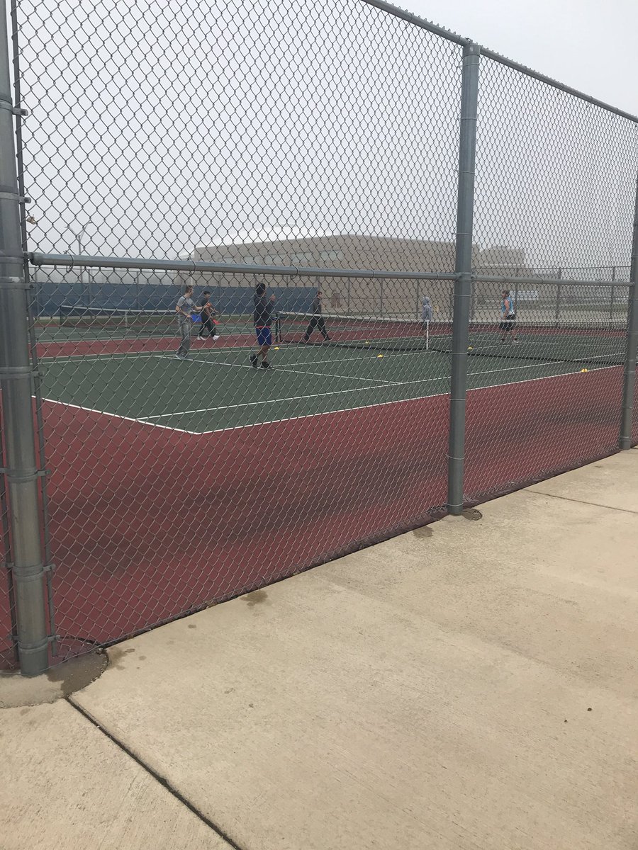 UlrichHPE's tweet photo. Fog and wind won’t keep these Hot Dogs inside. Intense pickle ball games happening today. #PhysEd #LifetimeSports #SunWouldBeNice @FHSHotDogs https://t.co/oCf0dyYZo0