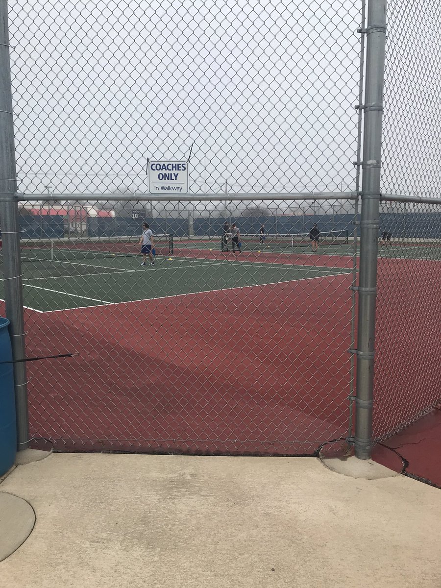UlrichHPE's tweet photo. Fog and wind won’t keep these Hot Dogs inside. Intense pickle ball games happening today. #PhysEd #LifetimeSports #SunWouldBeNice @FHSHotDogs https://t.co/oCf0dyYZo0