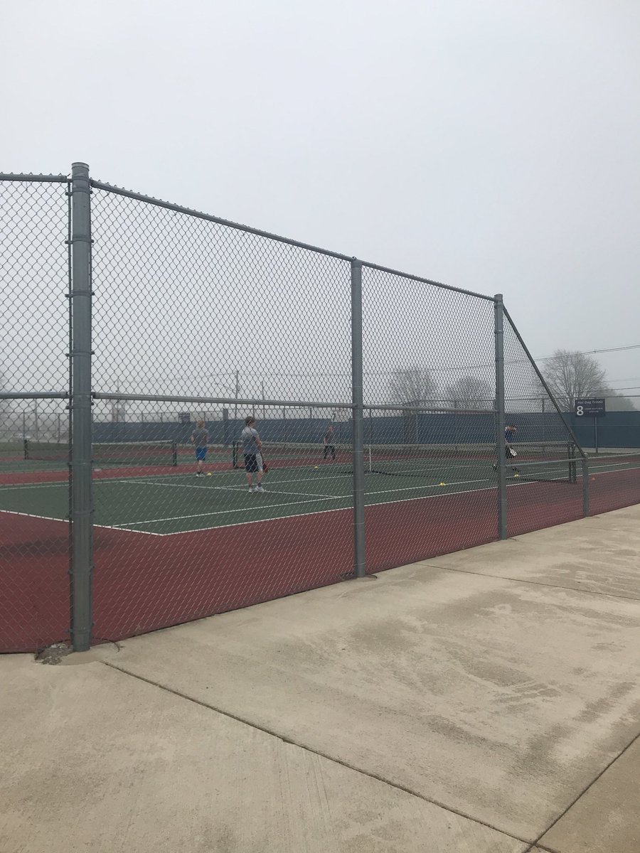 UlrichHPE's tweet photo. Fog and wind won’t keep these Hot Dogs inside. Intense pickle ball games happening today. #PhysEd #LifetimeSports #SunWouldBeNice @FHSHotDogs https://t.co/oCf0dyYZo0