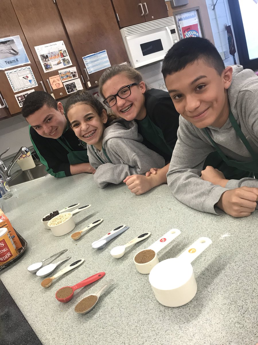 DrJeannieK's tweet photo. Ready with their mise-en-place to bake oatmeal raisin muffins on this wet, chilly morning #bakingbreakfast @PelechStanley @HMSDalers @depierroHMS https://t.co/u00ZeILRBR