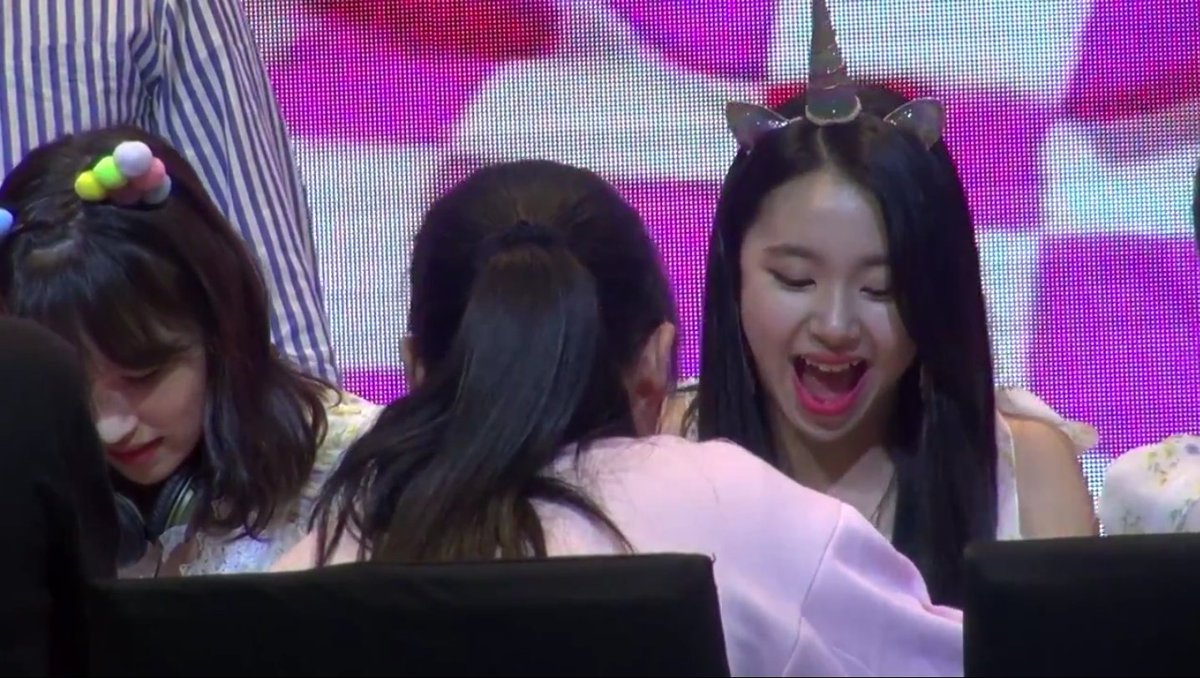 visfralin's tweet photo. #1 : OHHHHHHH ๐
#2 : Realising the project is due to her "Run Away with Me" shoes and laughing out loud๐
#3 : Listening intently and promising to search on Youtube and Twitter for the hashtags
#4 : (please interpret by yourself ๐)
#ChaengDAY #ํธ์์ด์ค #TWICE #์ฑ์ #Chaeyoung https://t.co/fKaQDOIctM