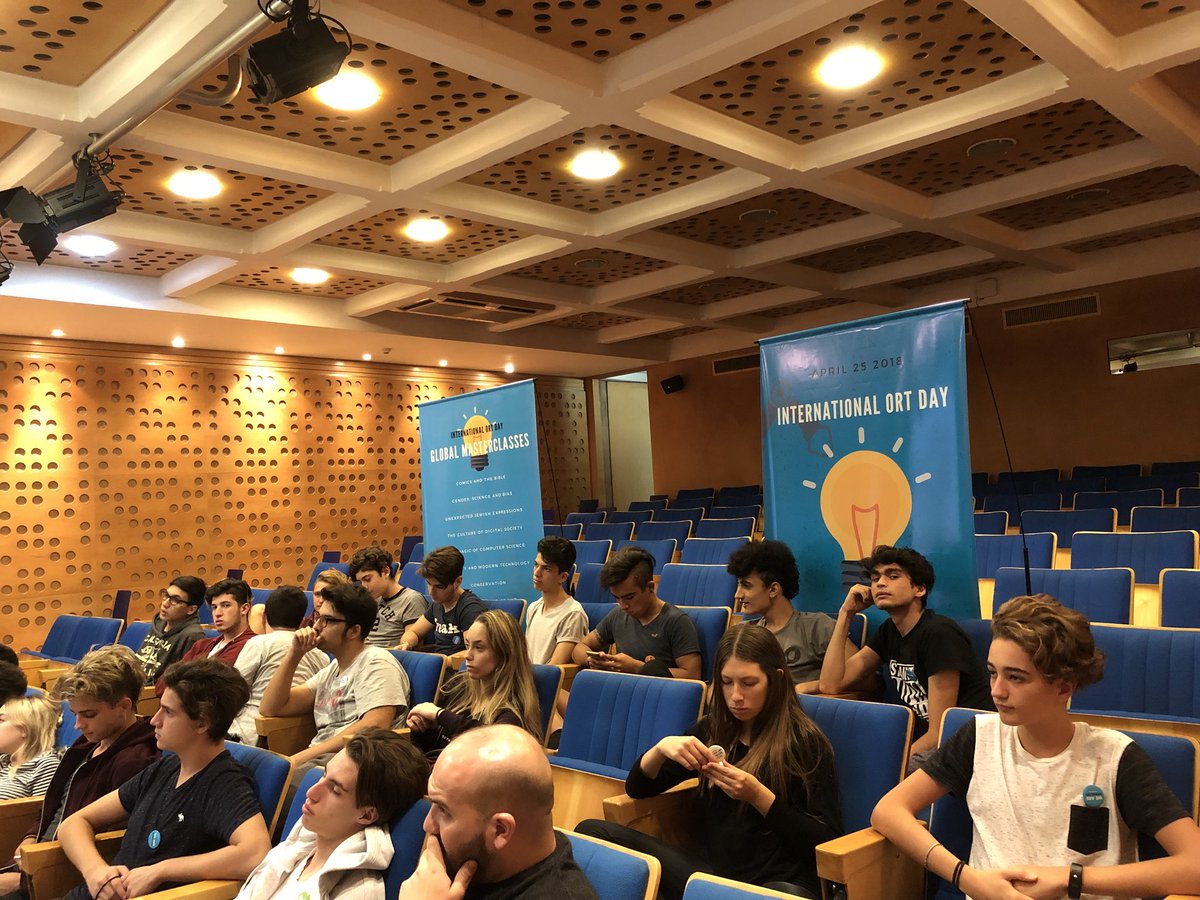 ORTArgentina's tweet photo. #ORTDay #OpenHandsTogether 

Ahora, ¡#GlobalMasterclasses!

Los alumnos de sede Almagro presencian, vía #streaming, diversas conferencias sobre ciencia, computación y muchos tópicos más. https://t.co/O34iRRtdc7