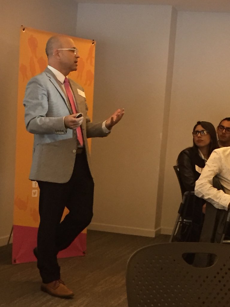 Pep Palau en acción dando su #ConferenciaAMCO sobre #marcas #identidadcorporativa #comunicacioninterna