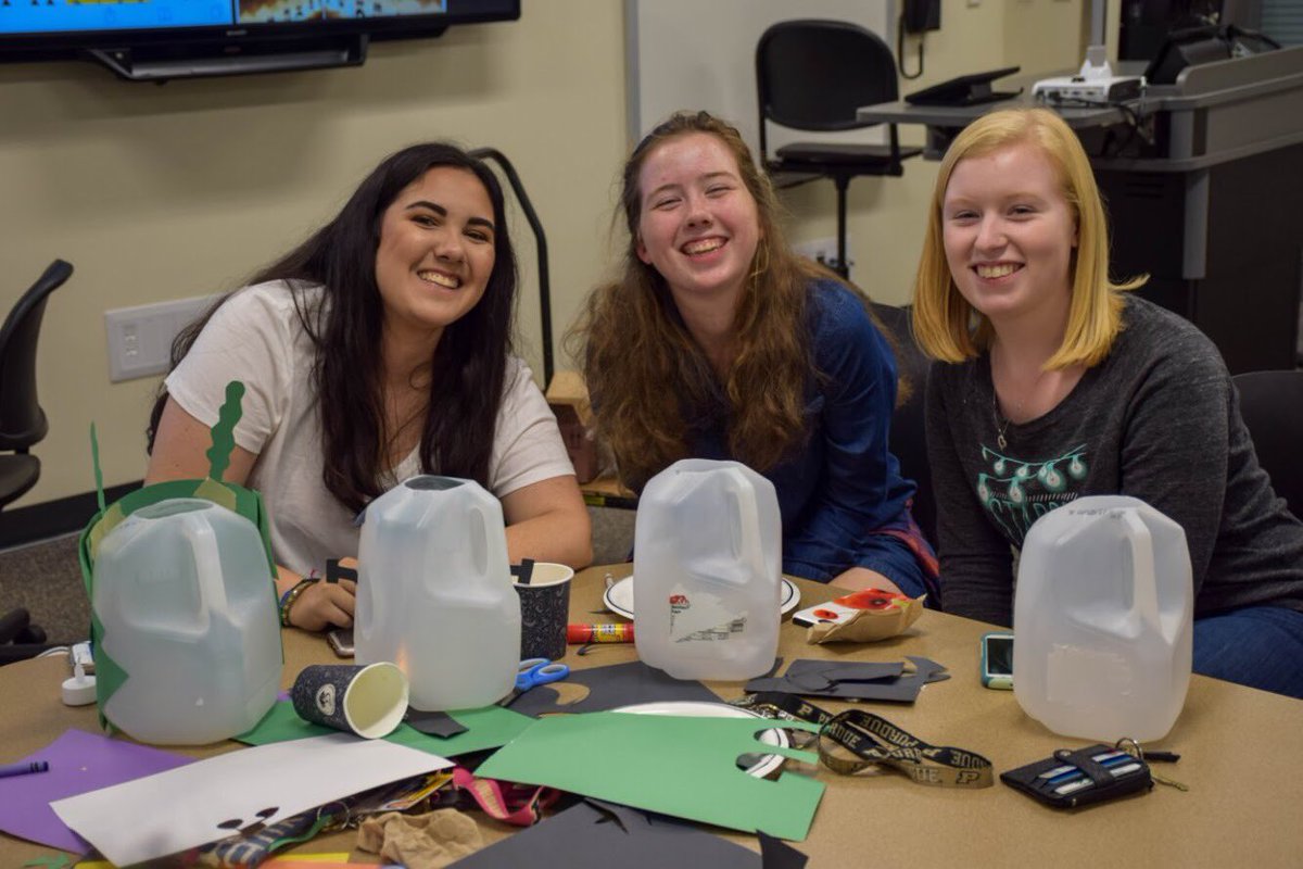 purduecvn's tweet image. Crafting a tweet that shows our love and support of @Convocations 👩🏻‍🎨#PurdueDayofGiving #PurdueConvos bit.ly/2Egqwx3