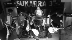 #Legazpi-ko #Santikutz jaietan, hainbat #kontzertu antolatu ditu #Txosna #Batzordea-k larunbat honetarako. 20:30 Terra Incognita, 23:30 <a href="/Sukarra37/">Sukarra37</a> , 01:30 <a href="/Guri5taldea/">Guri5!</a> .