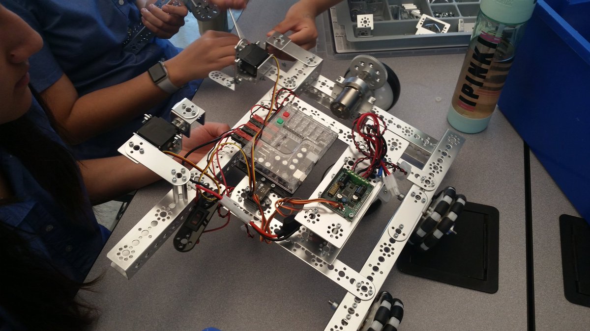 szeryksscience's tweet image. It&apos;s getting interesting. Wiring for both autonomous and remote... #CISInspires #tetrixrobotics