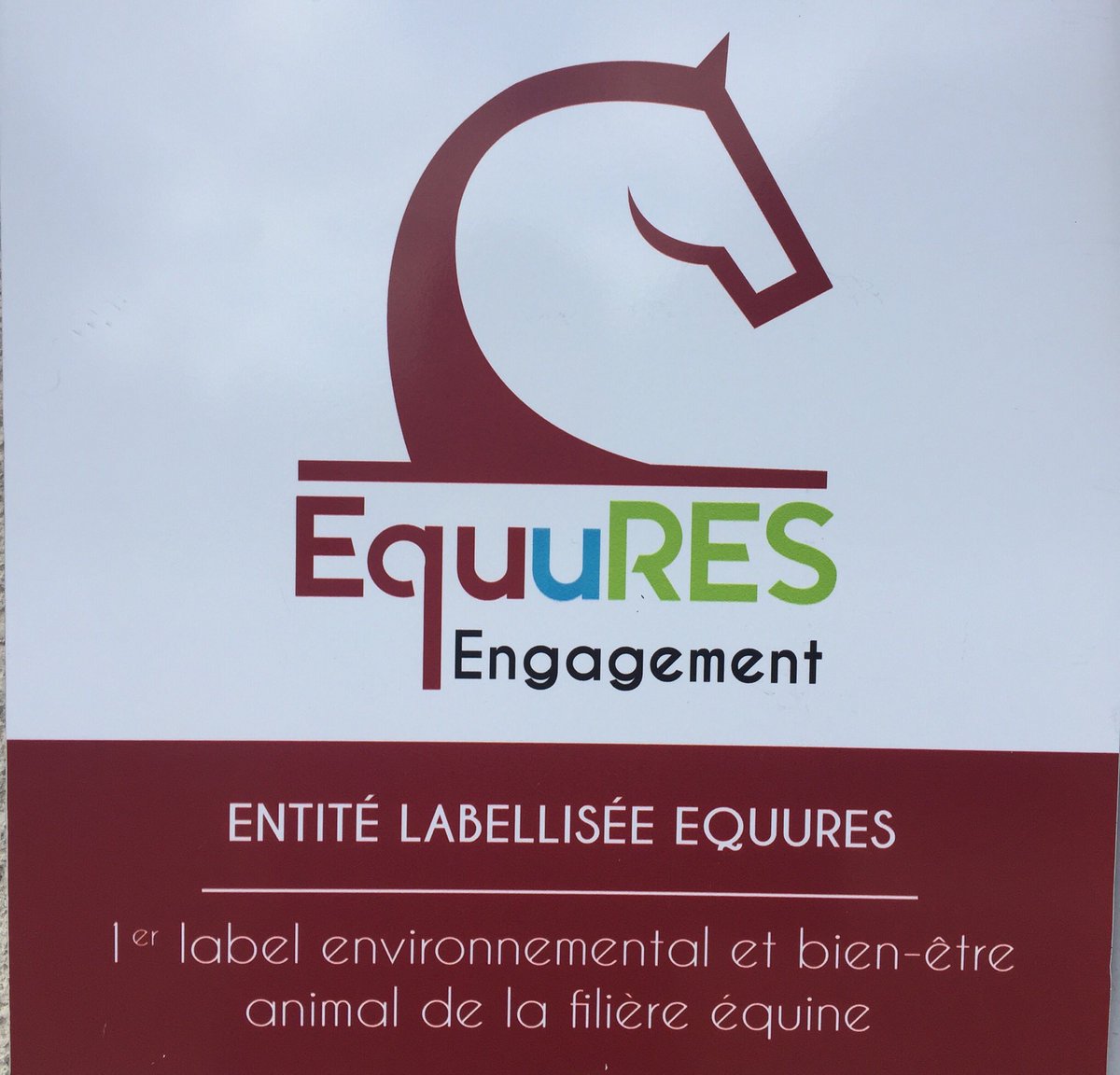 fgdeauville's tweet photo. Les nouvelles plaques #EquuRes sont arrivées à @fgdeauville @francegalop et seront affichées sur l’hippodrome pour une démarche Eco Responsable https://t.co/BpadsopqBj
