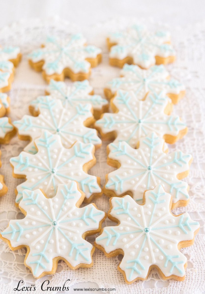 Lexiscrumbs's tweet photo. Iced snowflake biscuits โ๏ธ I've honestly lost count of how many I've created ๐ #frozenparties https://t.co/QLOFbmAg0N