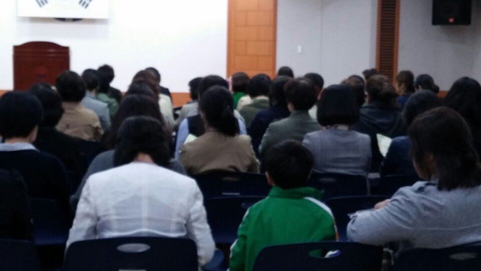 feddy345's tweet image. #성남시 #아동보육과
공공형어린이집 보육교직원 교육이 분당구청 대회의실에서 진행되는 현장입니다.
보육교직원 약 120명이 참석한 가운데, &quot;4차 혁명시대의 매력적인 나&quot;라는 주제로 경희대 대학원 이순배 교수의 강의가 진행되었습니다!