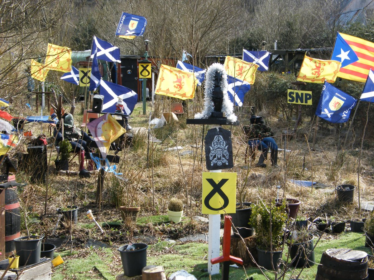 ScotNational's tweet photo. Readers John and Margaret McCall snapped this colourful garden in Glencoe village. https://t.co/qNS8linAtj