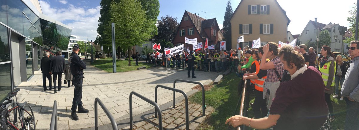 Streikblog0711's tweet photo. Was sagt das über die Verleger aus, wenn sie ihren eigenen Journalisten Lohnverluste anbieten und sie von der Jubiläumsfeier der @ez_online mit Polizeiunterstützung aussperren?

#tvtz18 #zeitungsstreik https://t.co/PSHbvub8NJ
