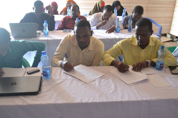 unicefsomalia's tweet photo. Health workers from #Jubaland participate in a UNICEF-supported training on malaria testing and treatment. They and their colleagues provided free malaria treatment to 31,000 patients in 2017, with the support of @GlobalFund. #WorldMalariaDay https://t.co/BVURZ8mfsc