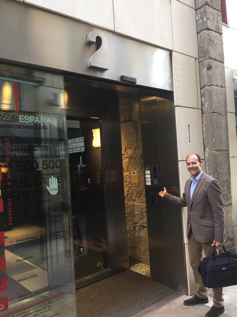 La #comunicación y #seguridad #IP es el sistema más novedoso y seguro del mercado, ofreciendo multitud de ventajas a los usuarios. Entre ellos, las placas IP con teclado telefónico (Fotos: Centro de Negocios en Zaragoza). 

Conoce todas las placas: bit.ly/23UWEfU