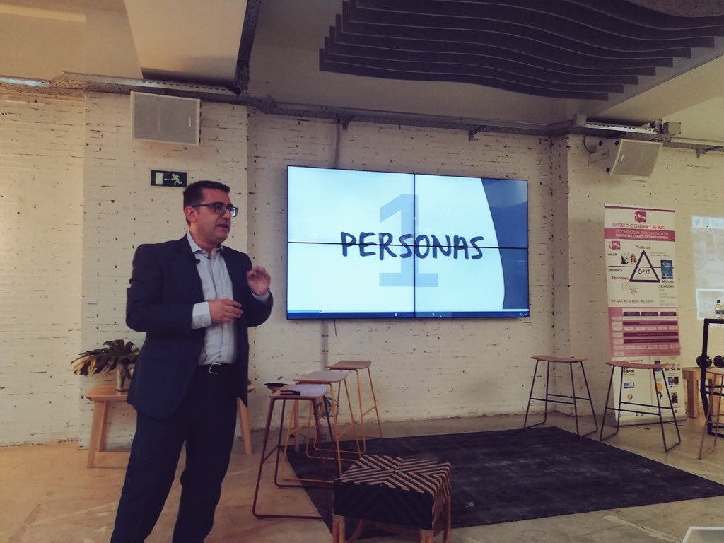 fponsgarcia's tweet photo. Gracias @MALopezSalas por tu intervención en #DigitalChangeSpain y por considerar a las personas en el paso 1 de la gestión del cambio https://t.co/hLMY3f5BLq