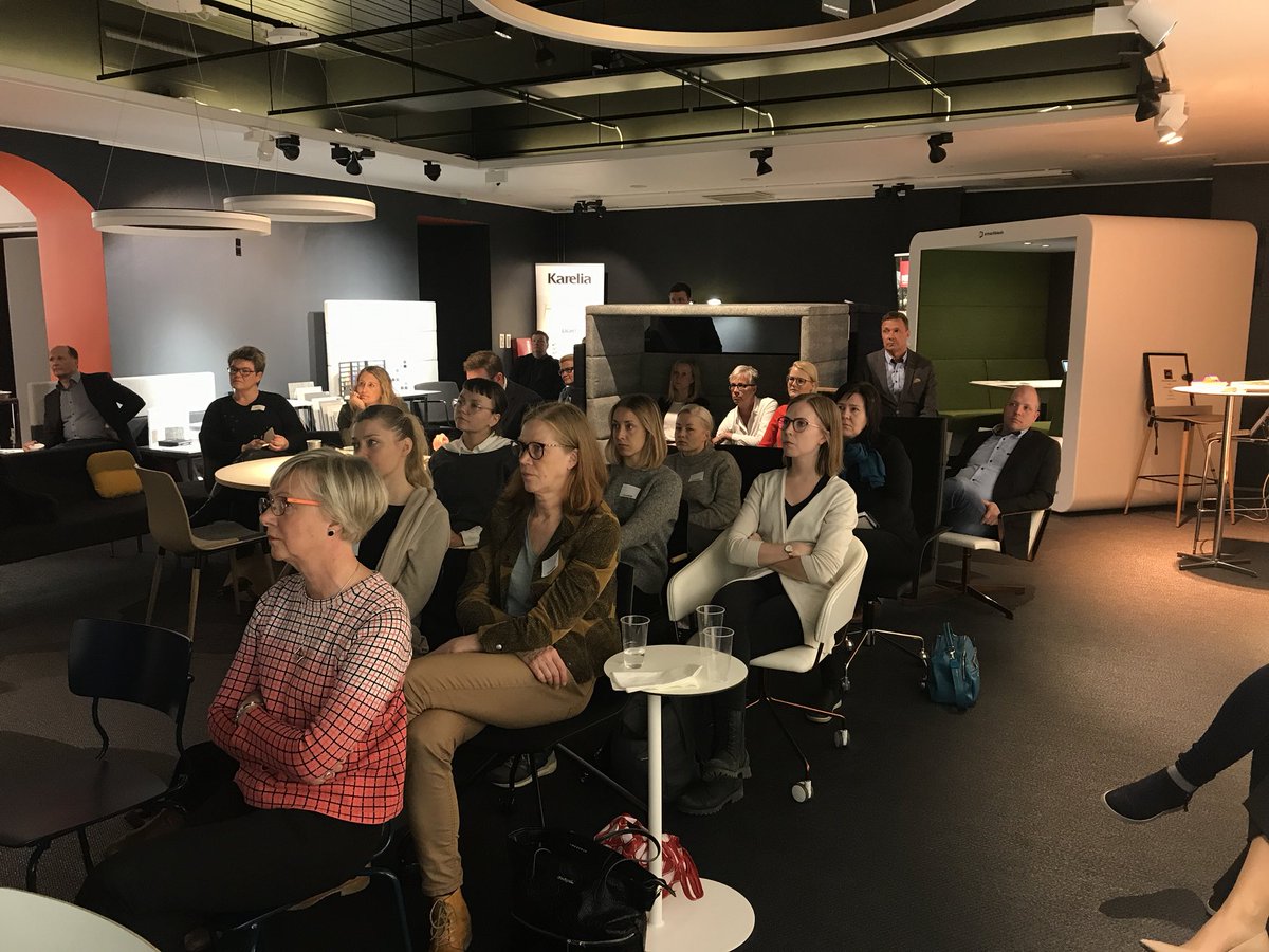SmartblockFi's tweet photo. @SmartblockFi  oppimassa valosta Designer Eventsin tapahtumassa @Piiroinendesign showroomissa. Kiitos tästä mahdollisuudesta https://t.co/aMO3PbaFym