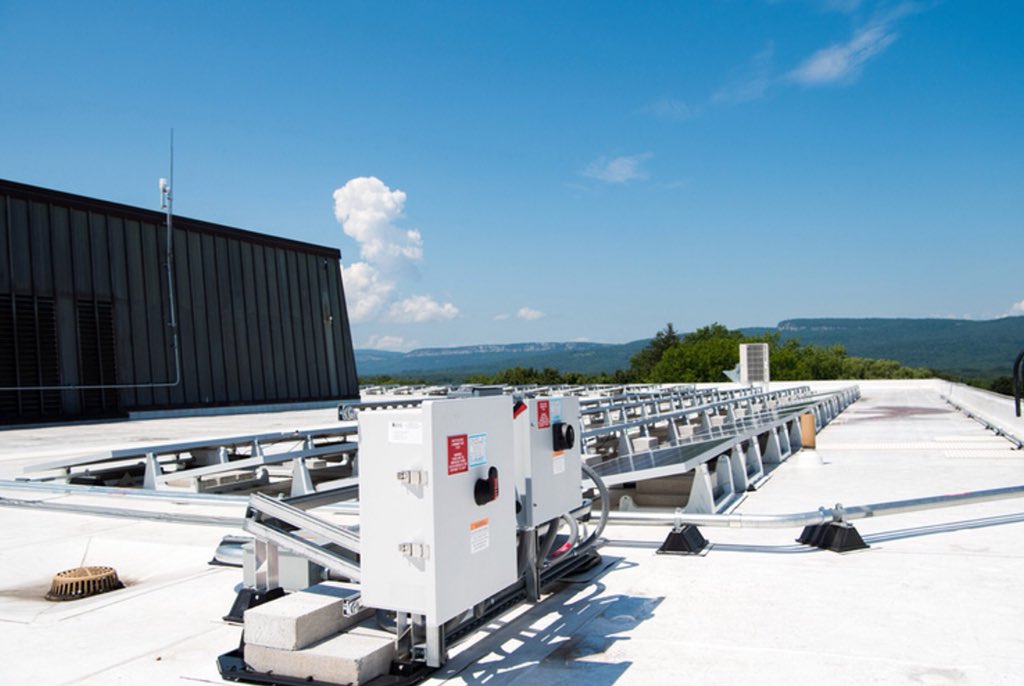 newpaltz's tweet photo. This cutting-edge, $1.4 million #solarenergy storage system includes solar arrays on the roofs of Elting Gymnasium and @sunynplibrary as well as a battery storage system. #npsocial #npgreen #HudsonValley https://t.co/ZcAKZx56bT