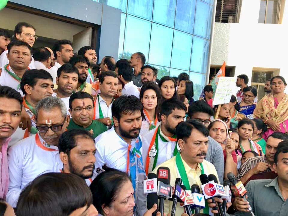 Mahipalsinh_INC's tweet photo. Today @GujaratNSUI along with @INCIndia did Aggressive Agitation  @ DEO Office, Regarding SCHOOL FEES INCREASE FOR STUDENTS in Presence of @INCGujarat President Shri @AmitChavdaINC And Shri @Mahipal_gadhvi #NsuiForStudents #CongressForPeople 
@AmitChavdaINC  
@Fairoz_JK 
@guptar https://t.co/Re3Z6nGXaT
