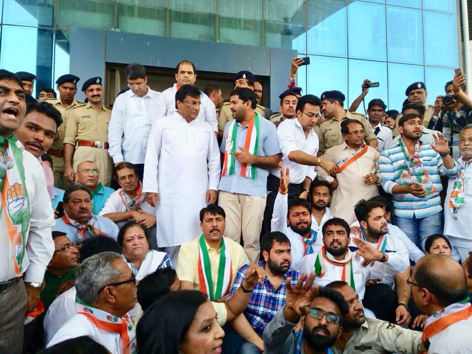 Mahipalsinh_INC's tweet photo. Today @GujaratNSUI along with @INCIndia did Aggressive Agitation  @ DEO Office, Regarding SCHOOL FEES INCREASE FOR STUDENTS in Presence of @INCGujarat President Shri @AmitChavdaINC And Shri @Mahipal_gadhvi #NsuiForStudents #CongressForPeople 
@AmitChavdaINC  
@Fairoz_JK 
@guptar https://t.co/Re3Z6nGXaT