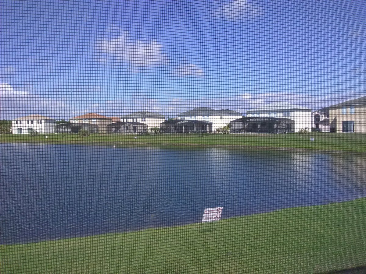 dirtydouble420's tweet photo. Big houses.....Big women 👀?#weshallsee https://t.co/3MYwKHVsvH