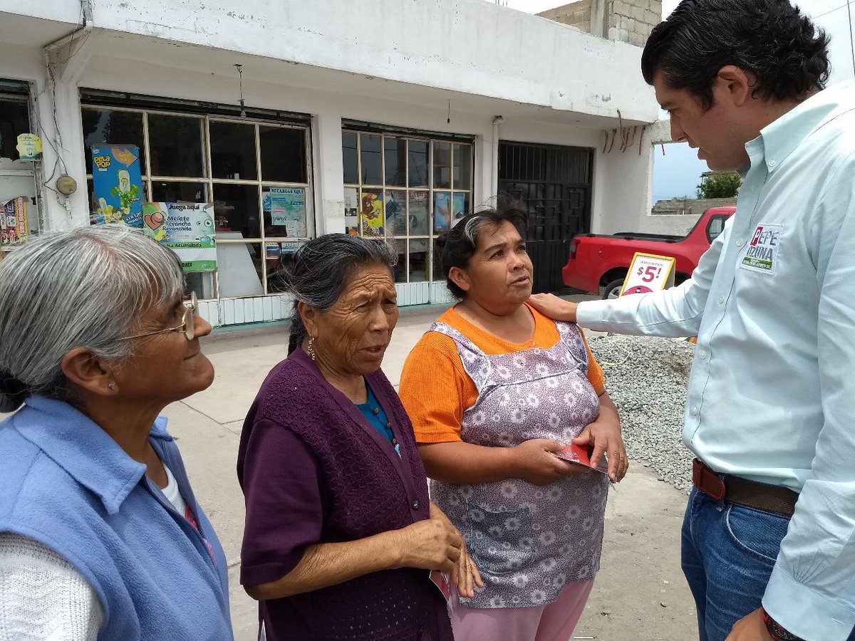 pepeozuna's tweet photo. Ayer cerramos el día visitando Canalejas, recibimos muchas muestras de apoyo y pudimos escuchar de los vecinos sus necesidades.
Mi compromiso mayor es mantenerme cercano a la gente del #distrito26,  todos coincidimos en que deseamos lo mejor para #Toluca #HagamosEquipo https://t.co/SJq2pKbQ0v