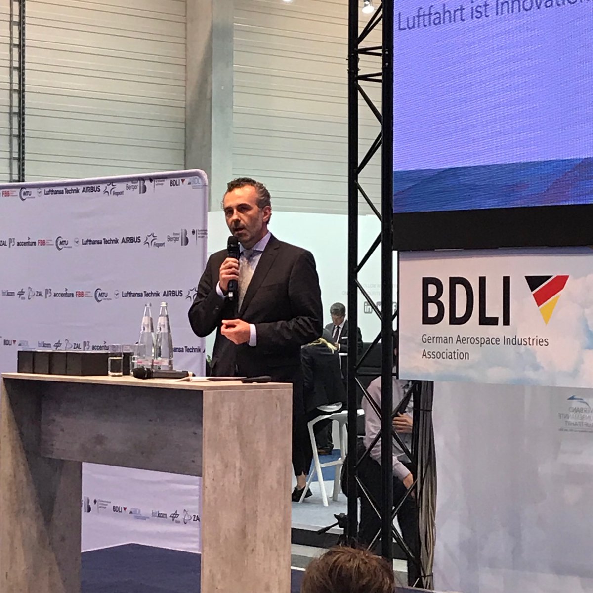 bdlipresse's tweet image. „Ohne Daten zu verarbeiten, werden Sie kein Geld verdienen in der Zukunft“, so der Luft- und Raumfahrtkoordinator der Bundesregierung @tj_tweets. „Der Innovationspreis hilft, Innovationen nach vorne zu bringen“ @idl_social auf @ILA_Berlin #ILA2018