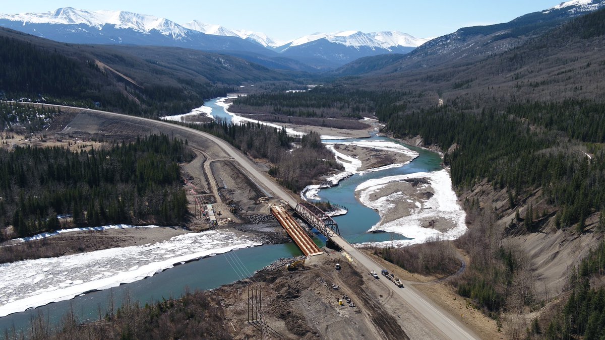 HeavyNorth's tweet photo. A beautiful spring day at our Smoky River Bridge operation in Grande Cache ☀️ #Alberta #HeavyNorth #TravelAlberta https://t.co/7mze2zZDuv
