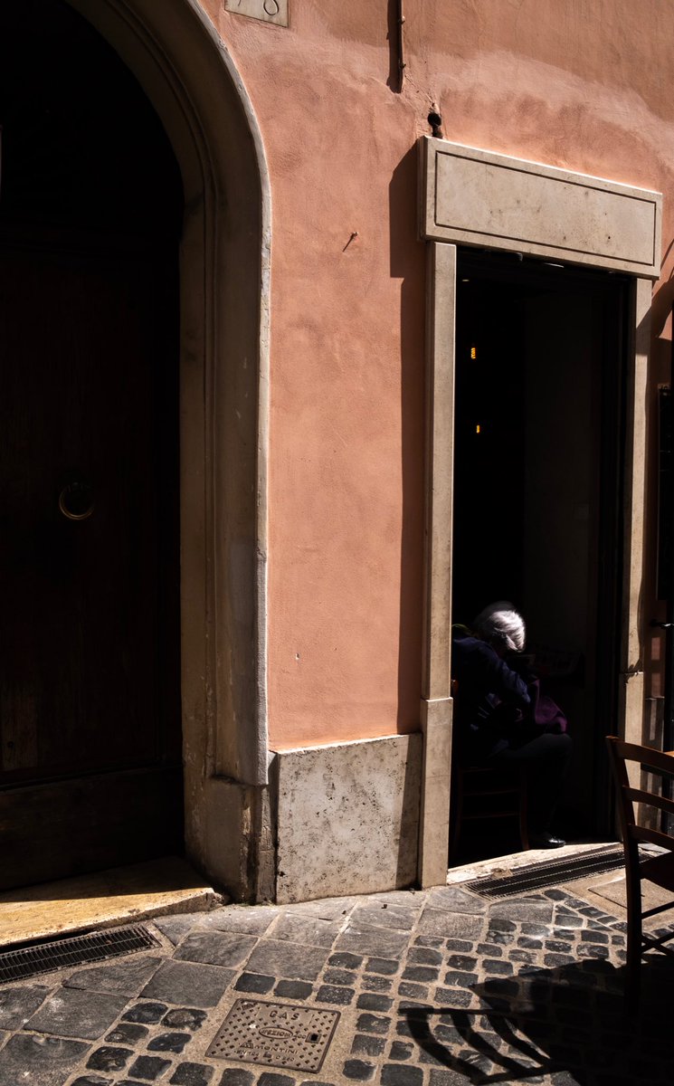 _rjkendrick's tweet photo. Rome April 2018 #streetphoto #romanist #roma #streetphotography #shadows https://t.co/KmaXNGKq8g