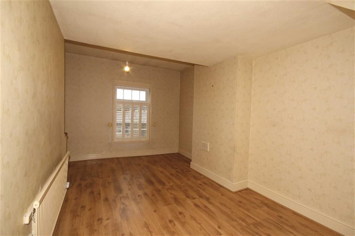 We have this beautiful 2 bedroom mid terrace property available TO LET in the very picturesque, Roe Green. This property is available NOW on an unfurnished basis. Book a viewing today - bit.ly/2qRuYyK