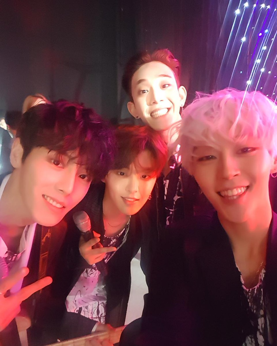Fan_TheRoseFR's tweet photo. [INSTAGRAM / TWITTER] 25.04.2018

[#TheRose] 

Aujourd'hui  Show! Champion👊
Vous l'avez regardé en live n'est-ce-pas!! On se revoit demain~~~
#더로즈 #therose #ShowCham #àdemain
-
Source : official_therose / Band_TheRose
KR > FR : The Rose France https://t.co/TxWr2Rypaq