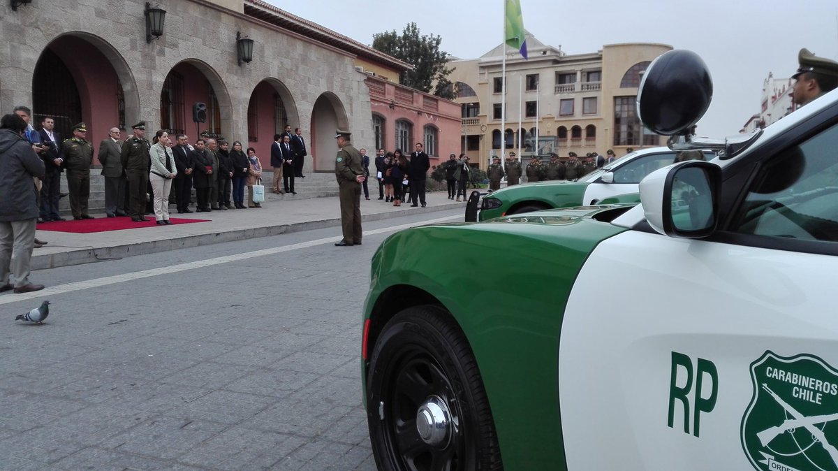 cuartaregion's tweet photo. #LaSerena Intendenta Lucía Pinto junto al General de #Carabineros Rolando Casanueva y autoridades presentes en la entrega de 11 vehículos policiales nuevos, 5 para la Prefectura Coquimbo y seis para la Prefectura Limarí, en base al Plan de renovación del parque vehicular. https://t.co/RMPTphWt1B