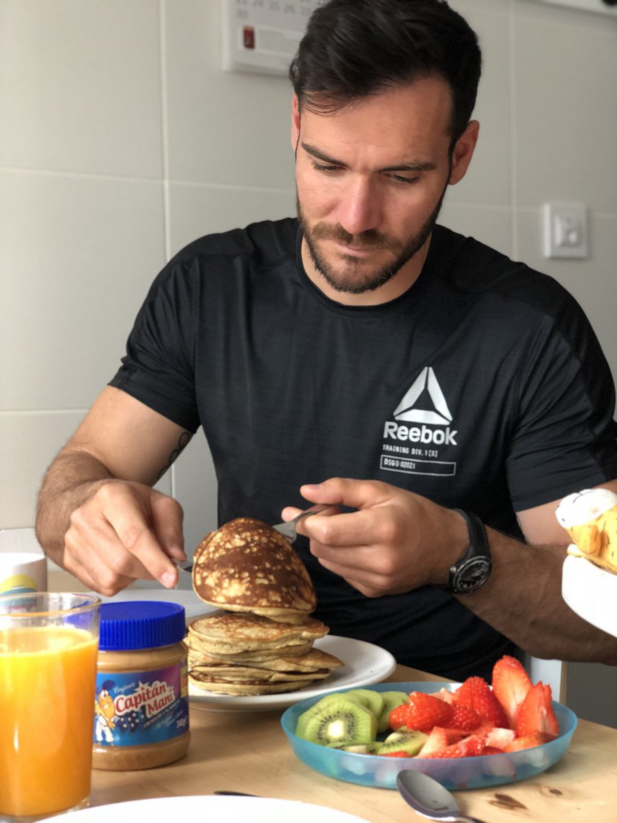 Saul_Craviotto's tweet photo. ¡Esta sí que es una merienda de campeones! A recargar energía que en un rato toca sesión de gimnasio💪💪💪@capitanmanispain https://t.co/9blJB8qooL