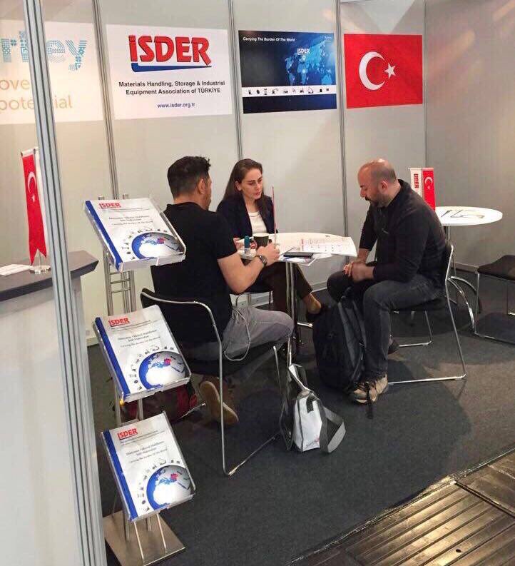 IsderTR's tweet image. Hannover-Almanya'da düzenlenen ve intralojistik alanında dünyanın en büyük fuarı olan Cemat 2018 Fuarı devam ediyor. 27 Nisan'a kadar sürecek olan fuarda üyelerimizi ve ülkemizi tanıtmaktan dolayı gururluyuz! #cemat2018 #HannoverMesse2018 #isder