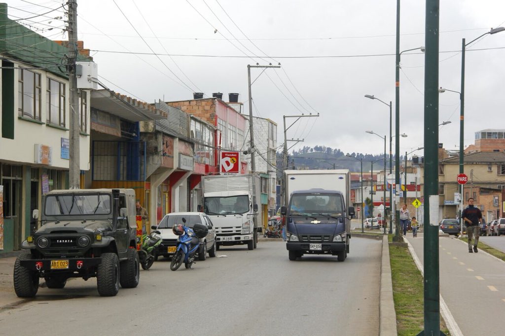 AlcaldiaTunja's tweet photo. #TunjaInforma en el sector sur de la ciudad en la carrera 11 reportamos normalidad en la movilidad de particulares y servicio de transporte público. El comercio también se desarrolla de manera normal. https://t.co/iCDLiukKYH