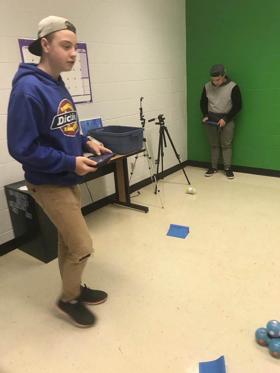 Austin_Gagnier8's tweet image. Free day with the robots today at Coding Club. #csforall #OntarioCodes