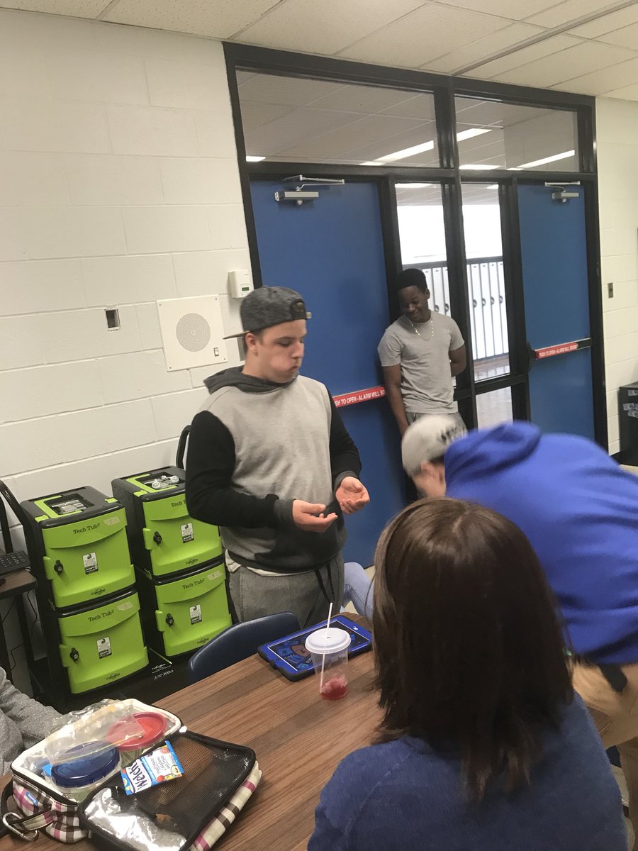 Austin_Gagnier8's tweet image. Free day with the robots today at Coding Club. #csforall #OntarioCodes