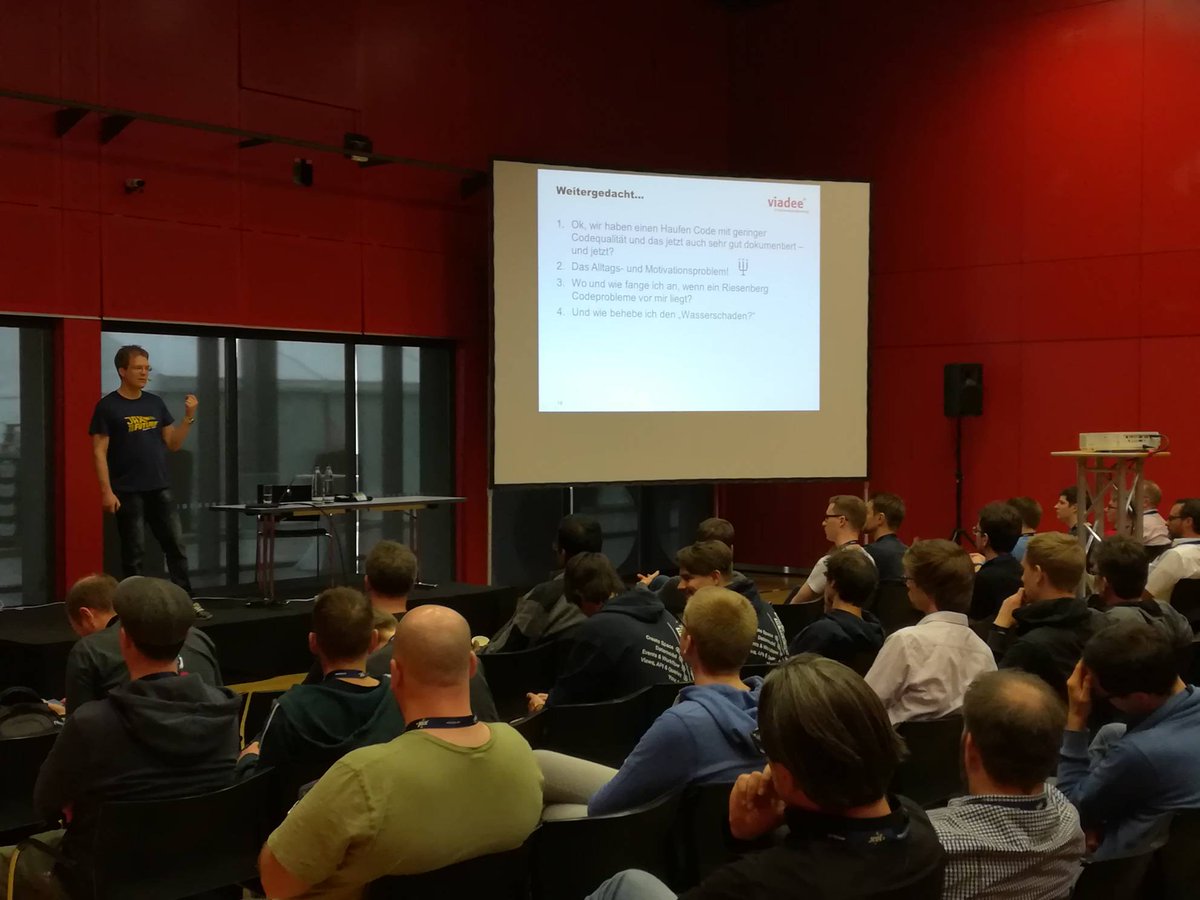 jaxcon's tweet photo. "Wir alle haben uns vorgenommen, später zurück zu kommen und das Chaos zu beseitigen" - Christoph Meyer von #Viadee zeigt, wie #Gamification zur Qualitätskontrolle eingesetzt werden kann. #JAXCON https://t.co/e0yNhzv6Kq
