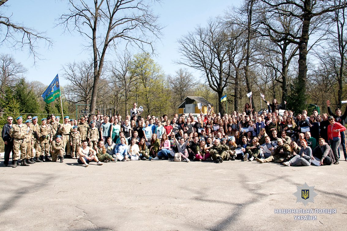 #Харків Правоохоронці та молодь взяли участь у військово-патріотичний грі "Сила духу". Долучилися до гри і поліцейські охорони краю - після гри вони продемонстрували учасникам показовий виступ.
Деталі bit.ly/2Kbx5VY
#поліція #поліція_охорони #police #security_police