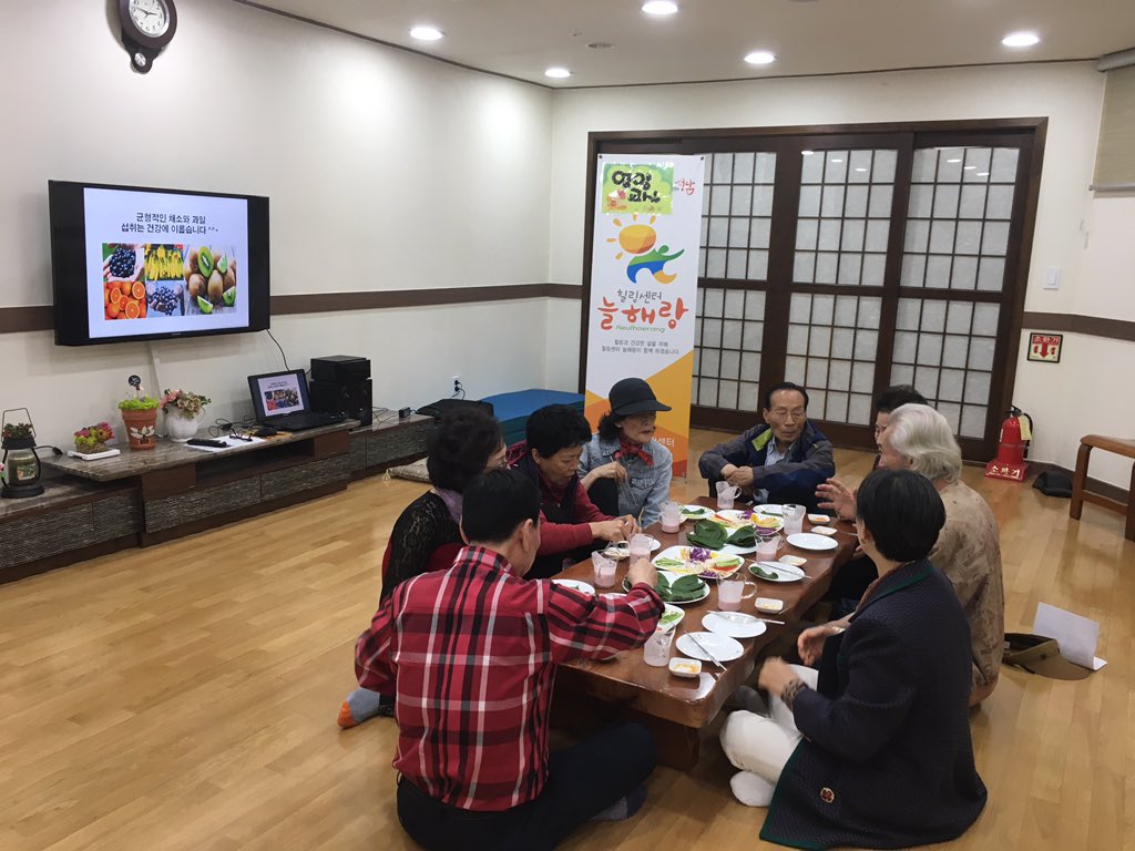 seo1405's tweet photo. #성남시 #중원구보건소 #늘해랑             암환자를 위한 힐링센터입니다.               2018.4.25. 건강에 도움을 주는 다양한 색의 식품에 대한 교육을 하고 '닭안심 채소 모듬쌈'을 시연, 시식하는 '영양교실'을 진행~                              머리도 반짝~ 입맛도 반짝~ https://t.co/OKuXuaPOPs