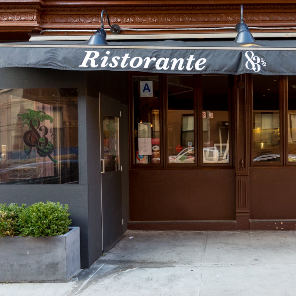 83naHalf's tweet photo. Keep your eyes on the prize! Luckily, our food is right through those doors. https://t.co/ZaPlrY5p3r