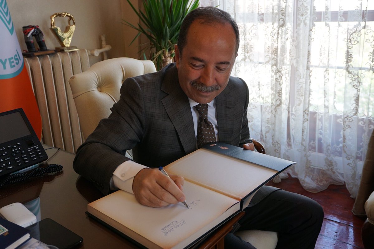 recepgurkan's tweet photo. 1984-1989 yılları arasında Edirne Belediye Başkanlığı görevini yürüten, değerli büyüğüm İbrahim Ay konuğumuz oldu. Engin tecrübeleri ve rehberliği için minnettarlığımın simgesi olarak kendisine Kırkpınar Almanağı takdim ettim. https://t.co/LaHVEcwKkA