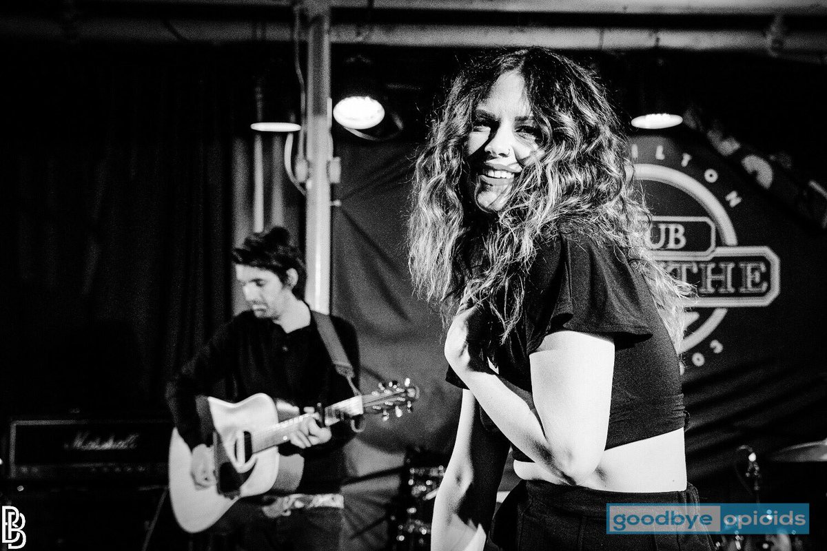 An incredibly gracious pic of the lovely and talented Melissa Marchese who performed a mind blowing set at last Friday’s #GoodbyeOpioids kick off party in Hamilton. ❤️ 

#goodbyeopioids #hellocannabis #cannabiscommunity #cannabis #hamont #harmreduction #fundraiser #absinthe